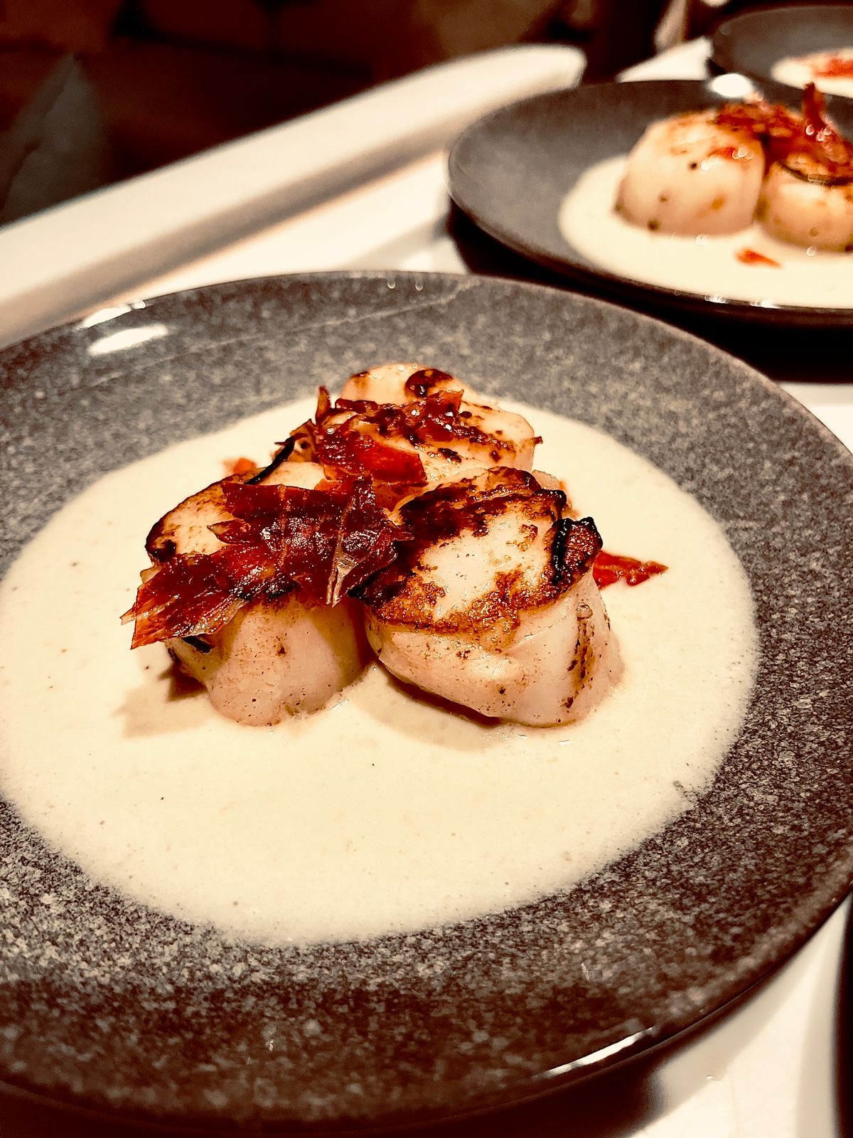 Seared scallops on a creamy purée with crisps